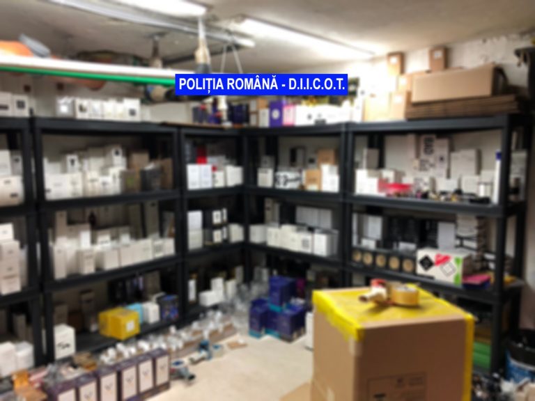 FOTO Peste 5.500 de parfumuri contrafăcute confiscate în urma unor pecheziții. Grupare a vândut parfumuri false în valoare de 4 milioane de lei (NAȚIONAL)
