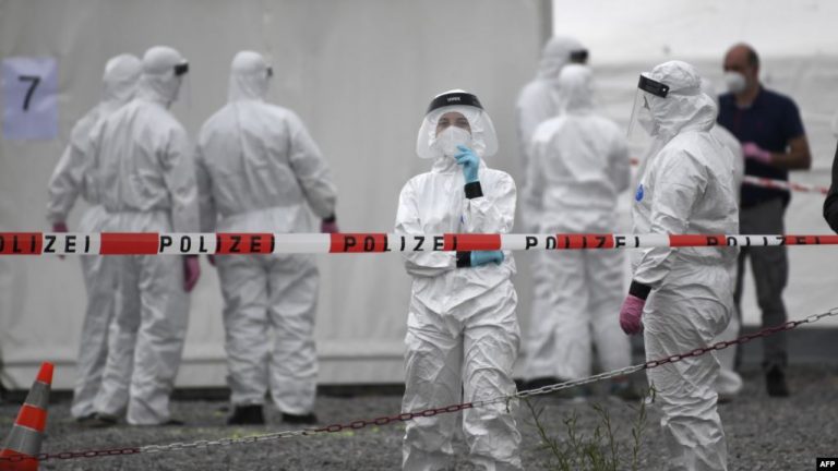 Focar de coronavirus la un abator din Germania unde lucrează sute de români (INTERNAȚIONAL)