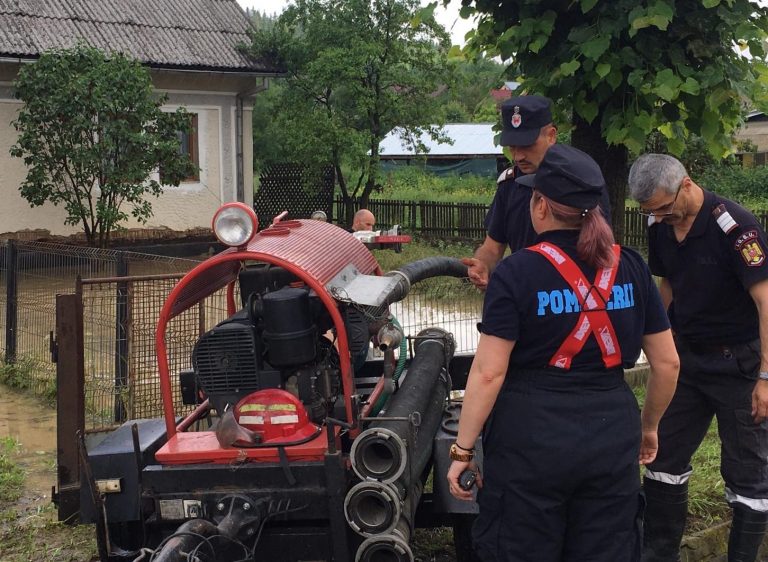 VIDEO Pompierii suceveni vor primi sprijinul colegilor de la Sălaj, Vaslui și Unitatea Specială pentru Intervenție în Situații de Urgență Ciolpani în lupta cu inundațiile