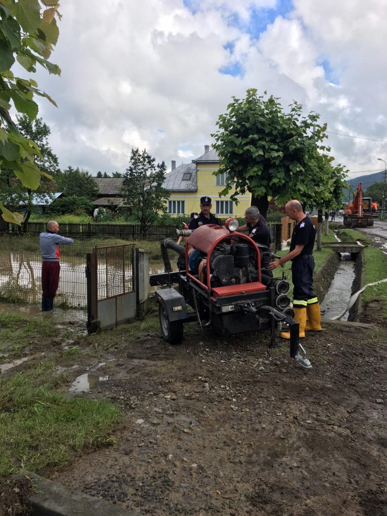 242 de intervenții de evacuare a apei din curți, anexe, beciuri și subsoluri inundate au avut pompierii suceveni în ultima lună