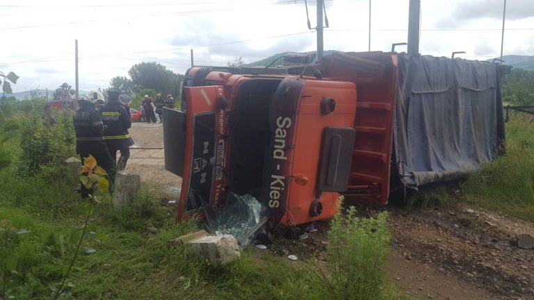 VIDEO FOTO O autobasculantă a fost lovită de tren la Păltinoasa. 50 de călători au rămas blocați în câmp după ce locomotiva s-a defectat