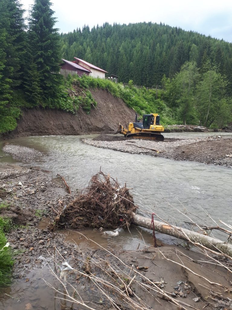 O gospodărie din Izvoarele Sucevei riscă să o ia la vale din cauza alunecărilor de teren