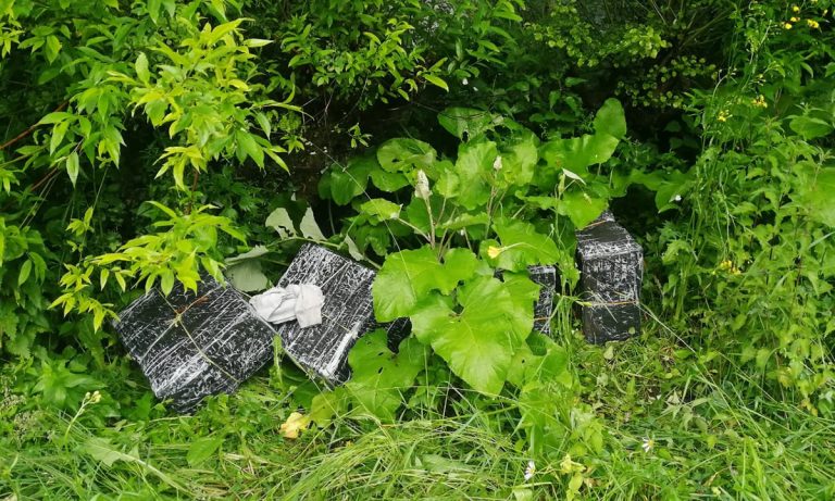 FOTO Țigări de contrabandă de peste 30.000 de lei confiscate de polițiștii de frontieră suceveni