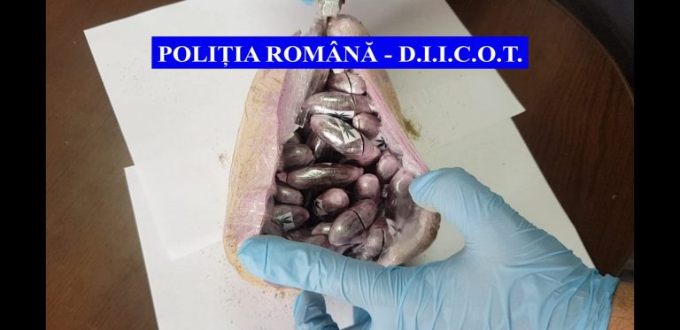 FOTO Trei traficanți de droguri au fost prinși în flagrant în timp ce ridicau un colet cu cannabis, hașiș și cocaină venit din Spania (NAȚIONAL)