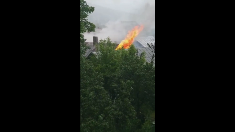 VIDEO O casă din Câmpulung Moldovenesc a luat foc din cauza unor copii care se jucau cu jarul