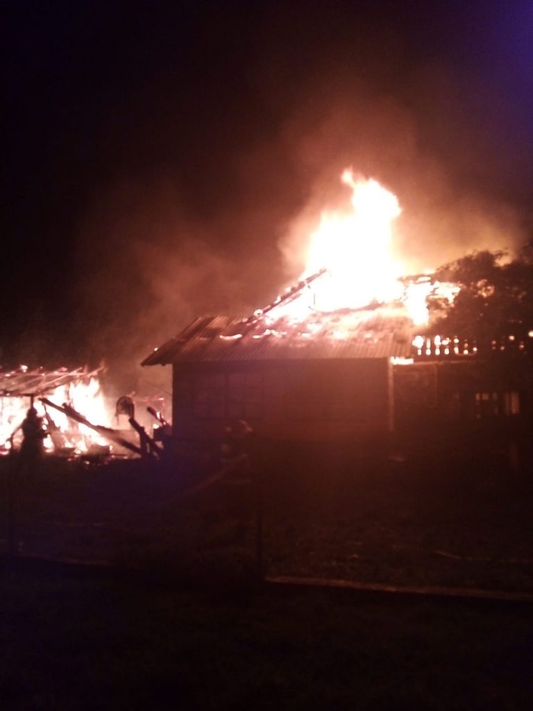 Acoperișul unei case din Praxia a fost distrus de un incendiu pornit de la un cablu electric neizolat corespunzător