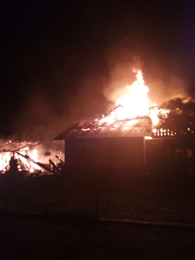 Acoperișul unei anexe din Mălini a fost distrus de un incendiu