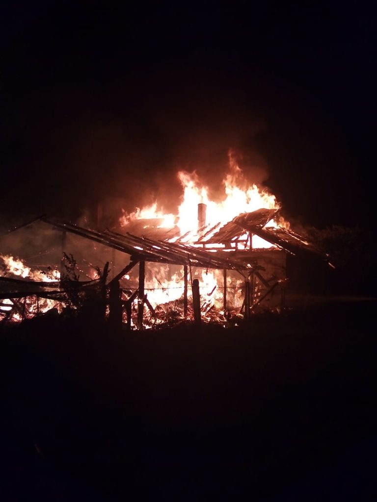 FOTO O gospodărie a fost pusă la pământ de un incendiu pornit de la o țigară