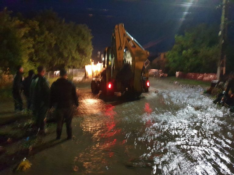 FOTO Mai multe curți din Capu Câmpului și Berchișești au fost inundate