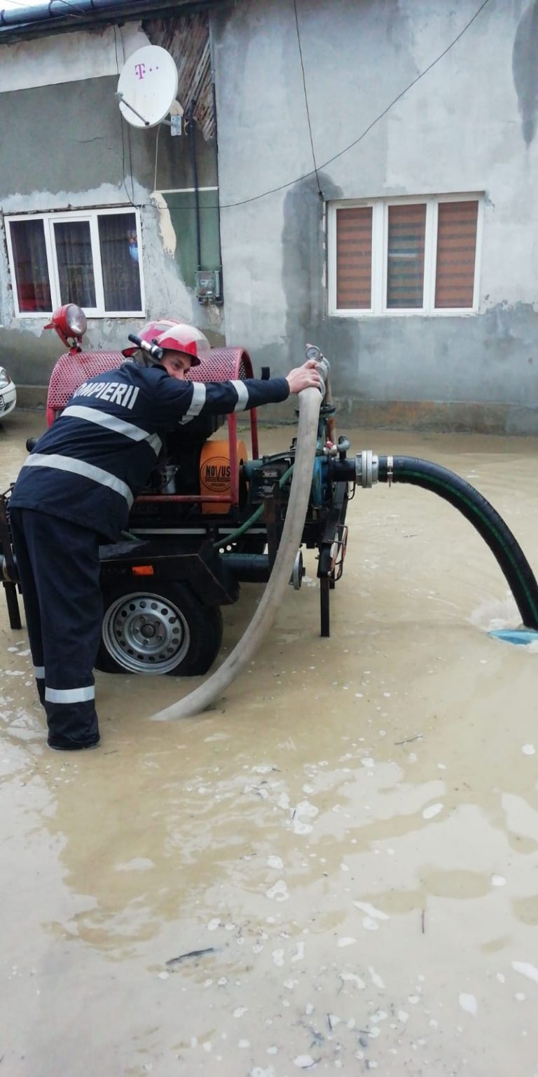 Pompierii suceveni au intervenit la peste 100 de misiune de evacuare a apei, în urma inundațiilor din ultimele 48 de ore
