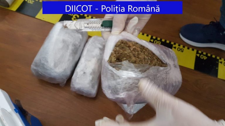 FOTO Un dealer de droguri a fost prins în flagrant în timp ce ridica un colet în care se afla un kilogram de cannabis (NAȚIONAL)
