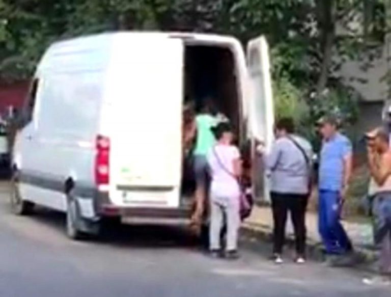 Peste 20 de muncitori gălățeni au fost înghesuiți într-o dubă. Șoferul a fost amendat