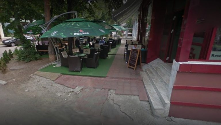 Trei tineri au făcut scandal pe terasa restaurantului Hennesy’s Pub din Suceava