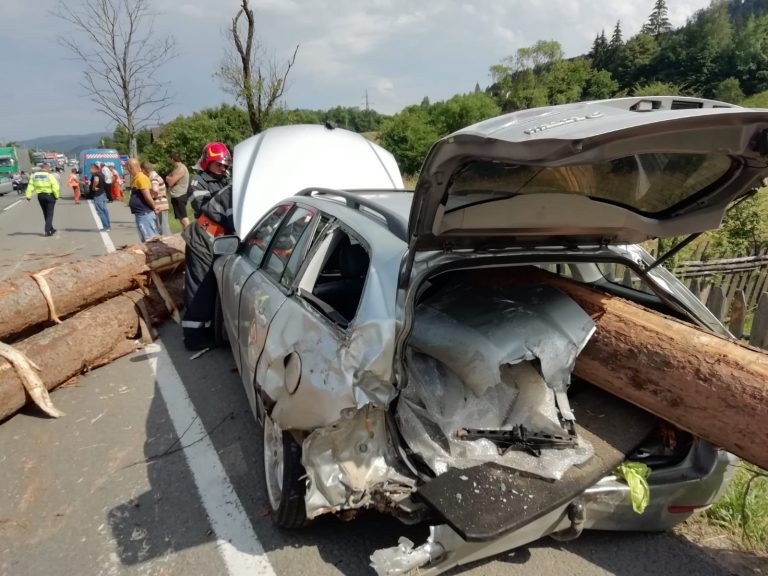 VIDEO FOTO Trei persoane au fost rănite după ce buștenii dintr-un camion s-au prăvălit peste ele