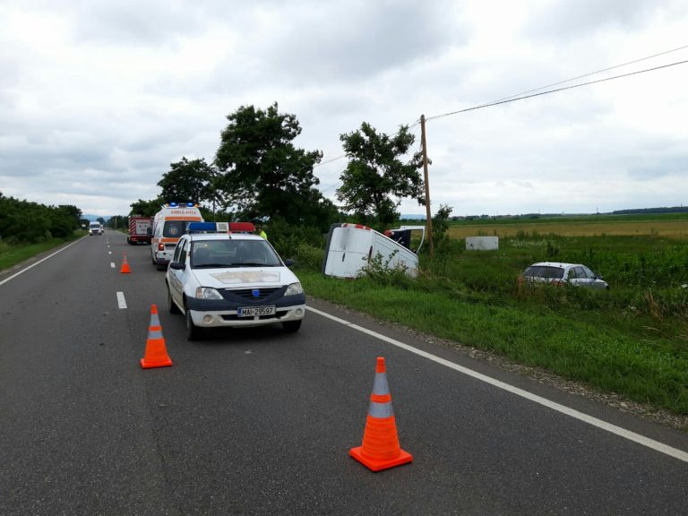 FOTO Trei persoane implicate într-un accident produs la Sasca Nouă