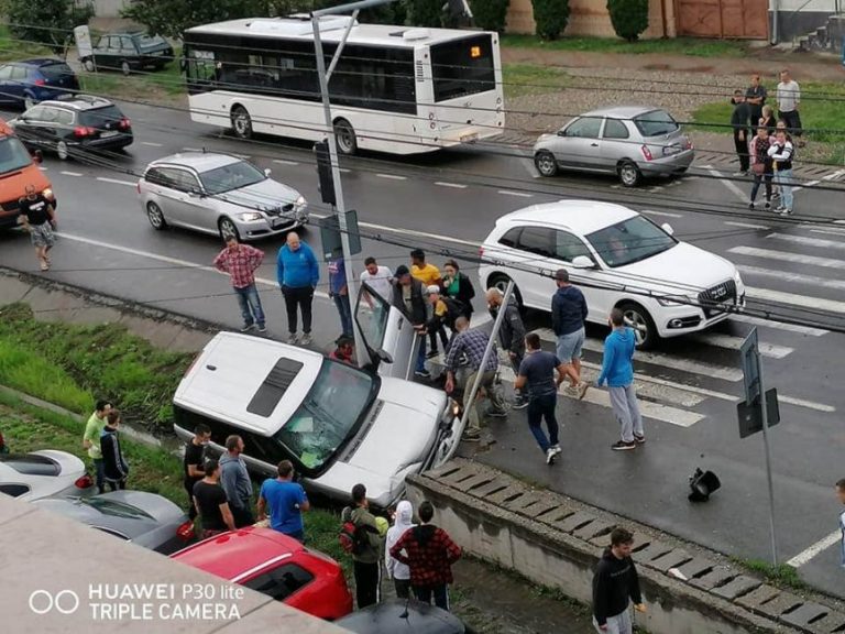 FOTO Un tânăr beat bine s-a oprit cu mașina într-un cap de pod