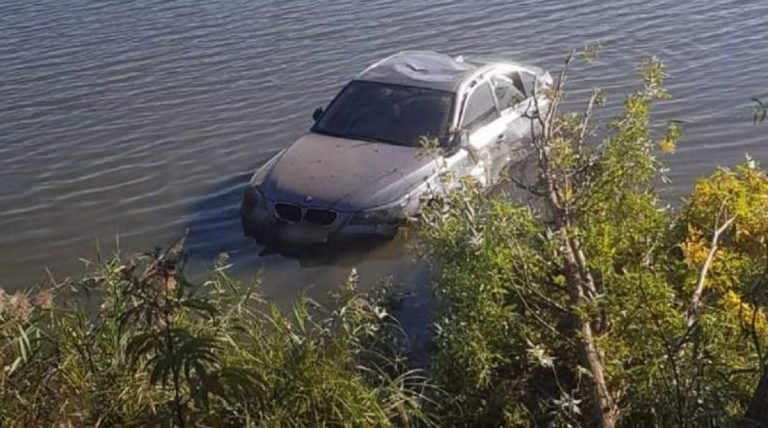 Un BMW s-a răsturnat în albia pârâului Tărnicoara în urma unui accident