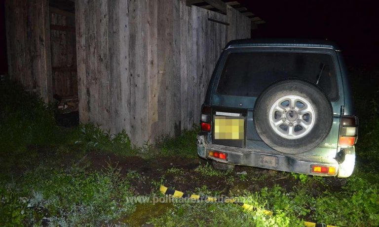 FOTO Un contrabandist a abandonat o mașină plină cu țigări