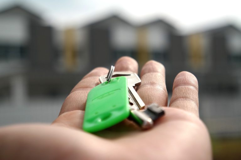 Un șcheian și-a reclamat soția de care s-a despărțit că i-a furat mai multe bunuri din casă