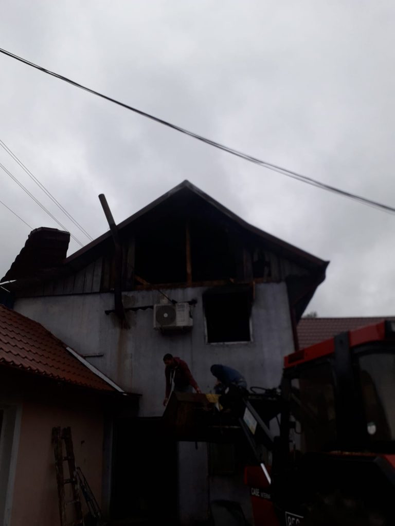 FOTO Un magazin a fost mistuit de un incendiu puternic