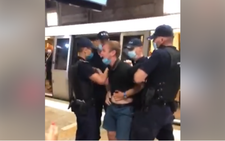 VIDEO Un tânăr care nu își ținea masca de protecție pe nas a fost scos cu forța de jandarmi din metrou (NAȚIONAL)