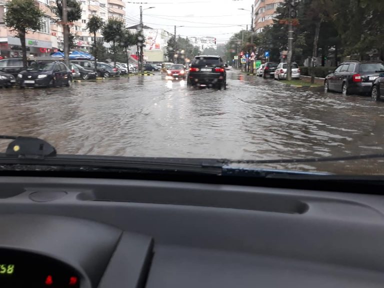 VIDEO FOTO Suceava a ajuns sub ape după furtuna cu gheață căzută în ultimele minute