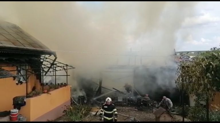 VIDEO Casa familiei tânărului din Moara lovit mortal de o mașină în noaptea de Revelion a fost distrusă de un incendiu