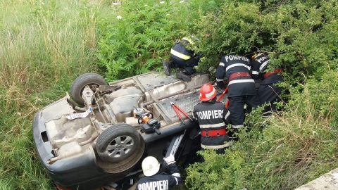 Accident cu doi răniți produs la Bunești, unde o mașină s-a răsturnat pe cupolă