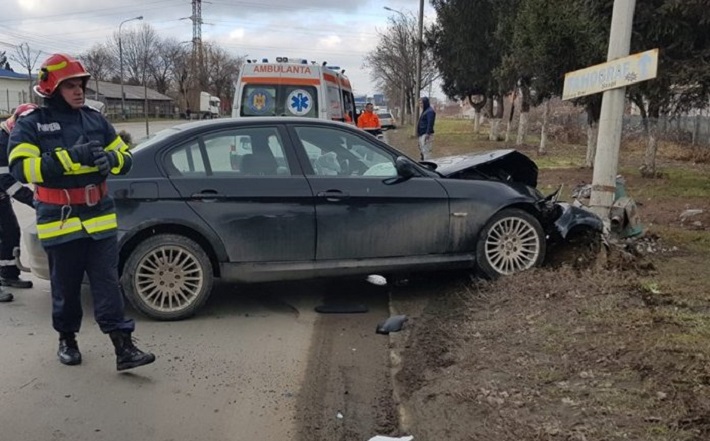 O șoferiță și-a „priponit” BMW-ul într-un stâlp, la Cornu Luncii