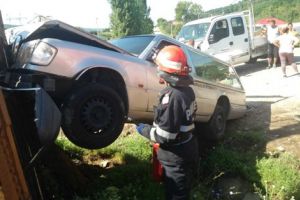 Un șofer cherchelit s-a oprit cu mașina în banca din fața unei case din Siminicea