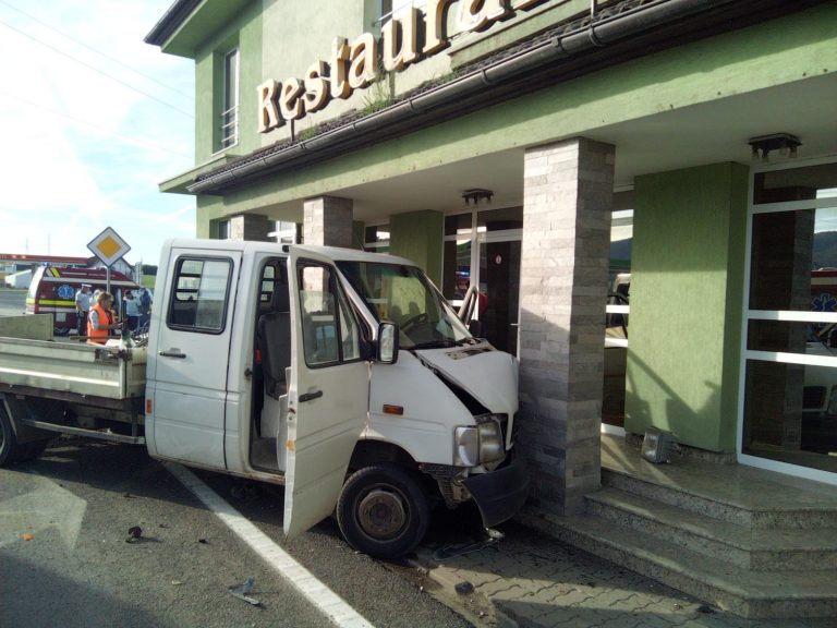 Un șofer sucevean a fost implicat într-un accident încheiat cu o camionetă oprită într-un restaurant