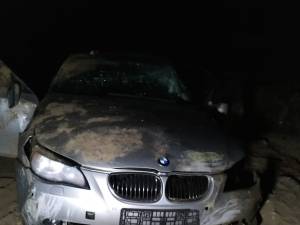 BMW-ul căzut de pe un pod din Rădăuți era condus cu o viteză prea mare într-o curbă