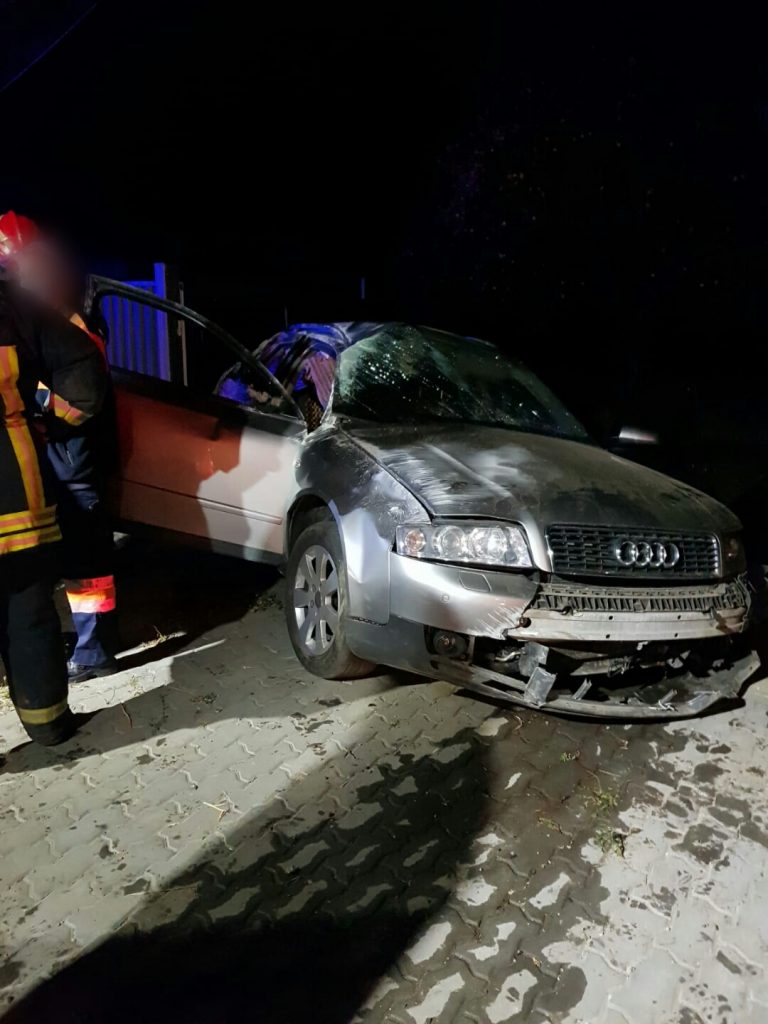 FOTO Accident mortal produs la Arbore. Un băiat de 17 ani a fost găsit decedat într-un Audi