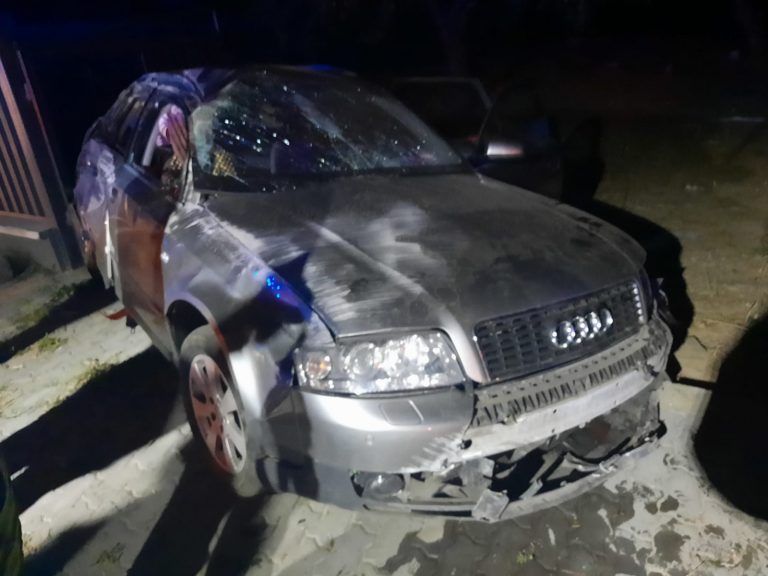 Șoferul care și-a lăsat amicul mort în mașina cu care a făcut accident a fost reținut de polițiști. Tânărul avea o alcoolemie de 0,38 mg/l