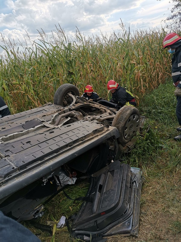 Accident mortal produs de un bătrân de 75 de ani care s-a răsturnat cu mașina într-un lan de porumb