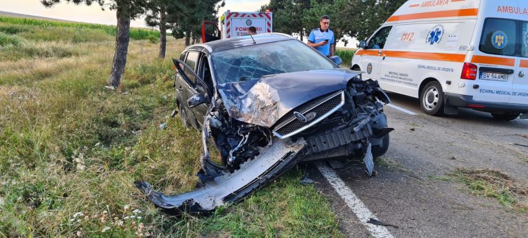 FOTO Accident grav pe strada Aeroportului din Salcea. Trei adulți și un copil au ajuns la spital după ce o mașină s-a izbit într-un copac