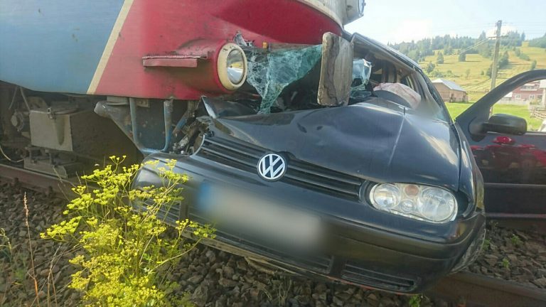 VIDEO FOTO Un bărbat a murit după ce mașina în care se afla a fost lovită de tren
