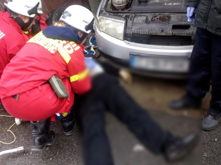 Un bărbat care voia să-și repare țeava de eșapament a fost prins sub mașină