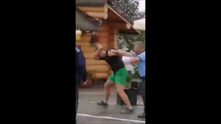 VIDEO Paznicii de la Auchan s-au luat la bătaie cu un client care îi înjura(NAȚIONAL)