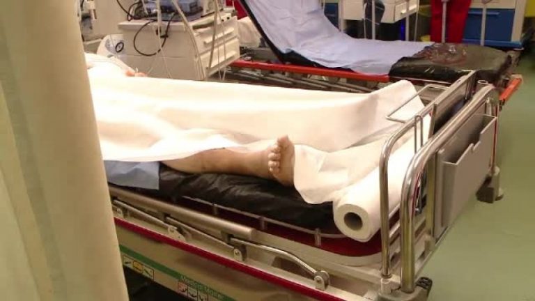 Un șofer de la Spitalul Județean Suceava a sunat la 112 după ce a căzut pe scările instituției medicale și s-a lovit la cap