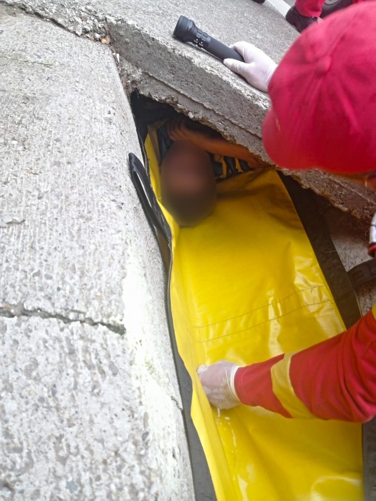 VIDEO FOTO Un băiat a rămas blocat sub un podeț de beton