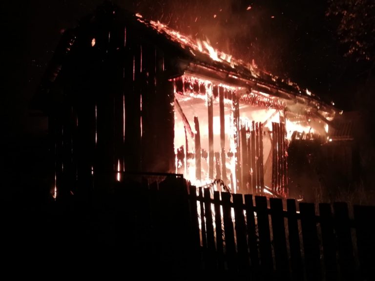 VIDEO FOTO Incendiu de proporții într-o gospodărie din Doroteia pornit de la un cablu electric defect