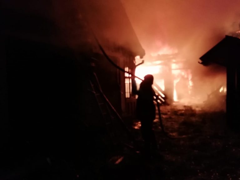 Incendiu puternic într-o gospodărie din orașul Dolhasca