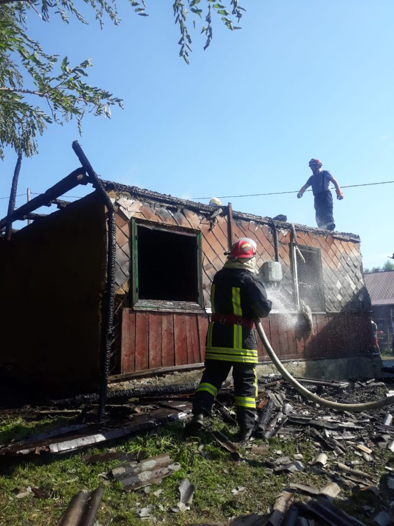 FOTO Gospodărie din Humoreni distrusă de un incendiu puternic