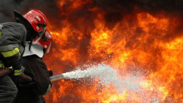 Un bărbat care încerca să stingă un incendiu a căzut de pe o terasă la Zvoriștea