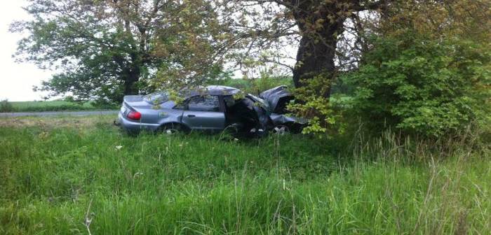 Două sucevence rănite într-un accident produs de un șofer care a intrat cu mașina într-un copac