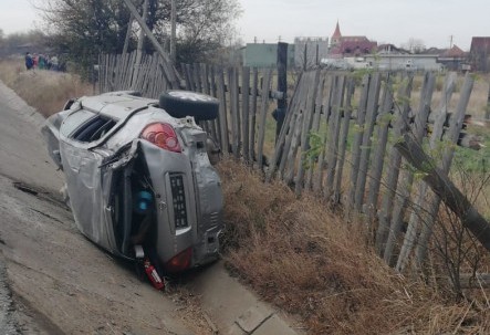 O mașină s-a răsturnat pe un câmp din Burla după ce un tânăr cu permisul suspendat s-a urcat la volan