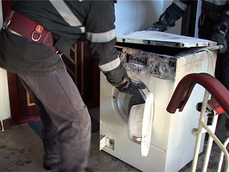 Baia unei case din Siret a luat foc de la soba neizolată