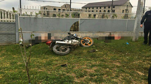 Un motociclist fără permis s-a oprit într-un gard la Moldova Sulița