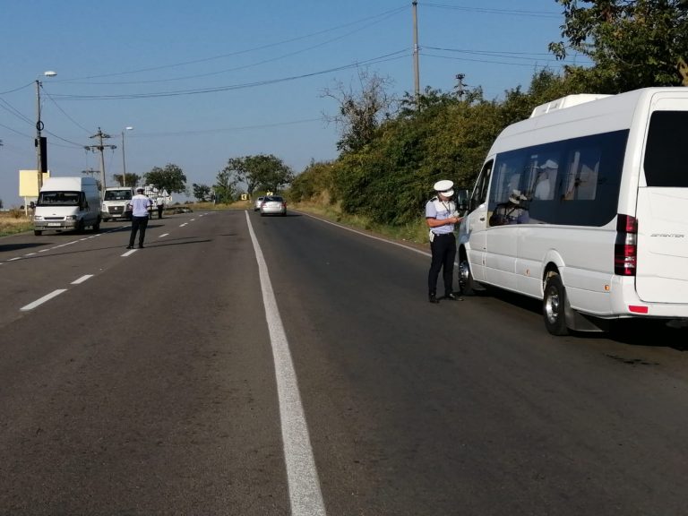 Un „pirat” rutier care efectua curse contra cost pe ruta Dolhasca – Germania a fost amendat de polițiști cu 1.000 de lei